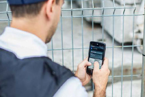 A man typing in a incident report into Elite Guards Security Technology App